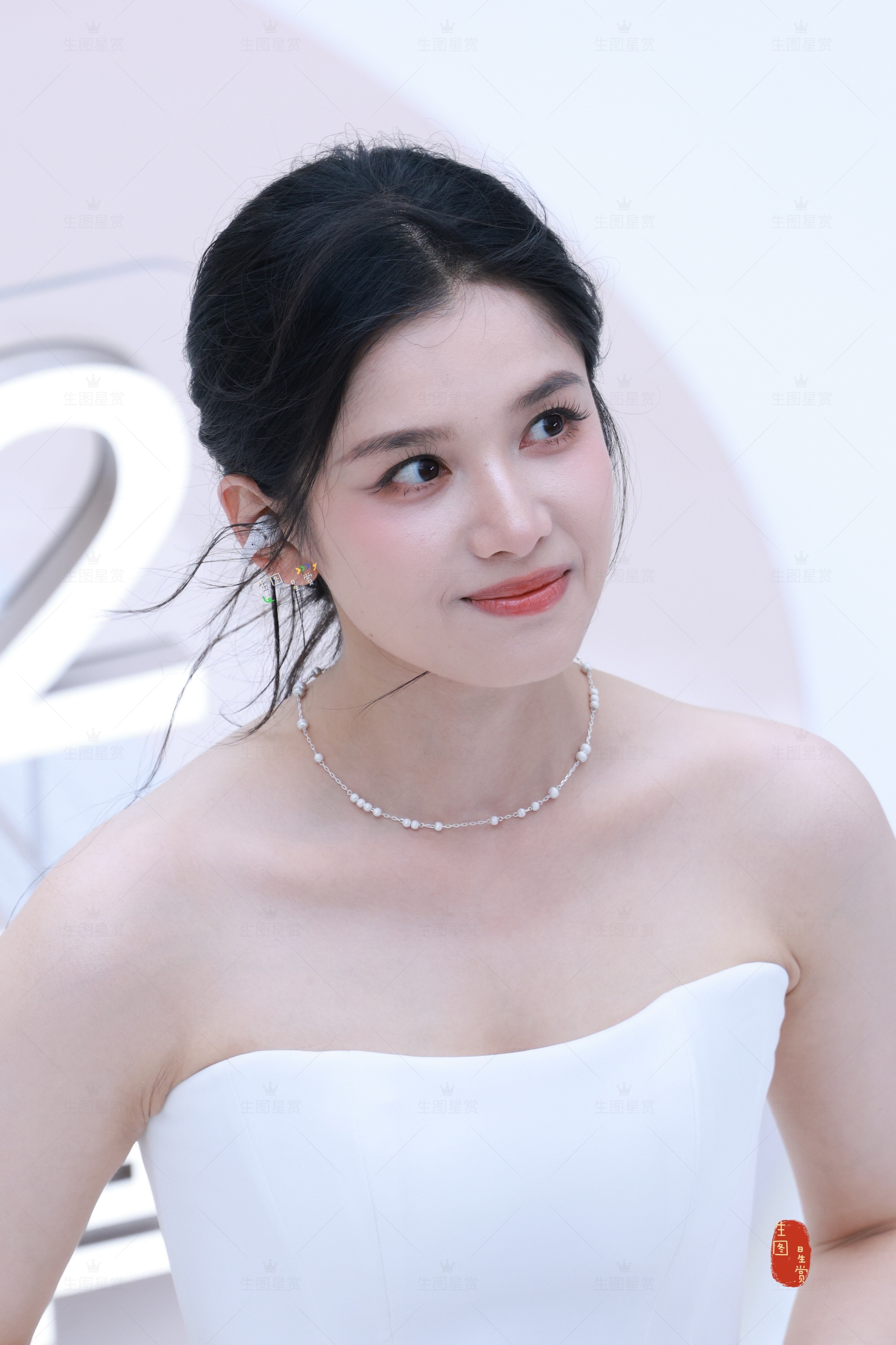 戴耳机的张婧仪，风轻轻亦柔柔🎧🤍