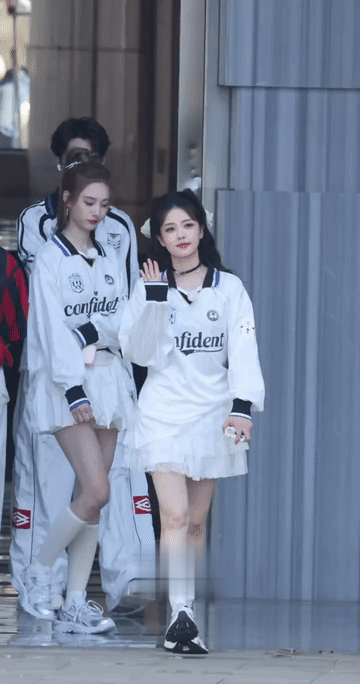 难怪黄子韬认定徐艺洋，徐艺洋确实美！她从白鹿身边经过时真的是惊鸿一瞥，实在是太美