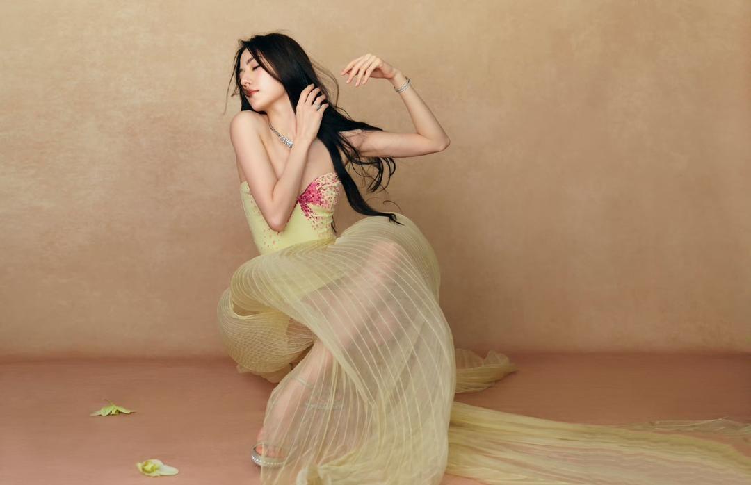 女神写真，娜然轻灵绽放于微光，缦纱轻舞，性感撩人[比心][赞]娱