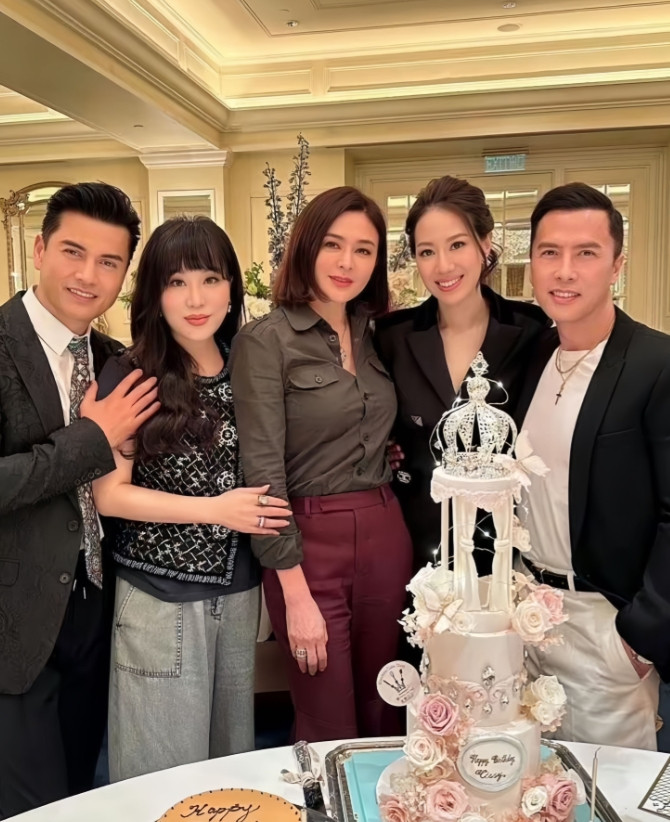 关之琳与吕良伟夫妇和甄子丹夫妇聚餐，她身穿酒红色喇叭裤，又瘦又美，身材真好。
