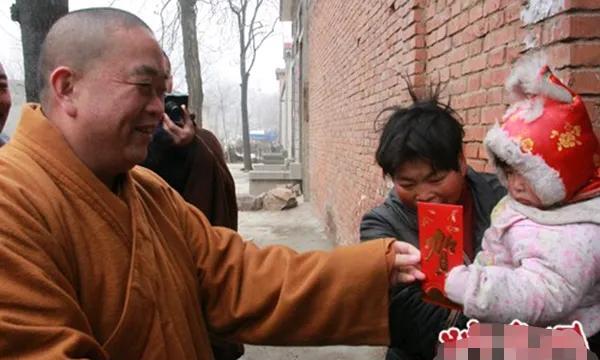 释永信发红包照，作为方丈的他有过不少善举的，比如他曾创立少林慈幼院收养超2000