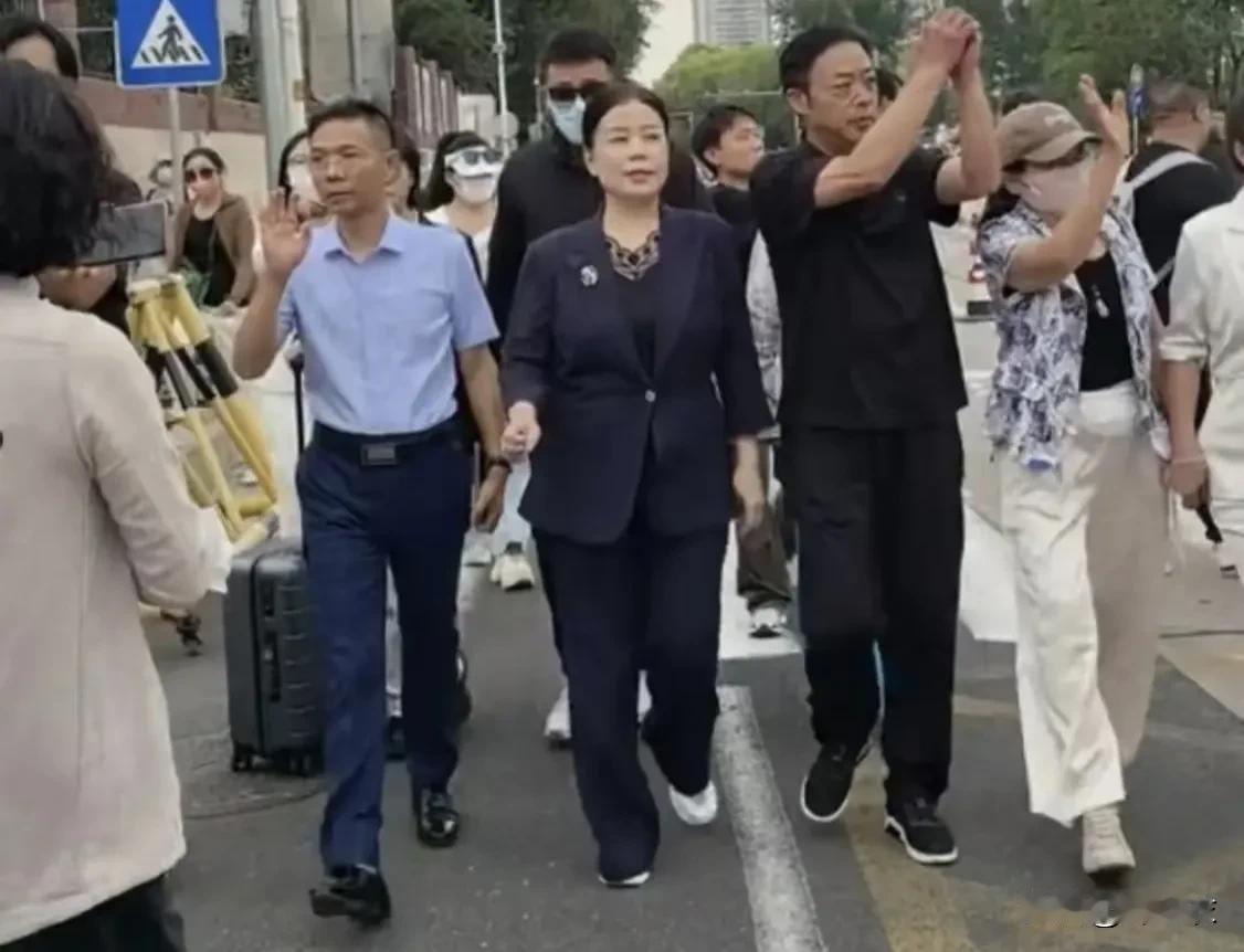 许敏爱的是自己的亲生骨肉，曾经以为姚策是她骨肉，她舍命去爱，知道郭威才是亲生，她