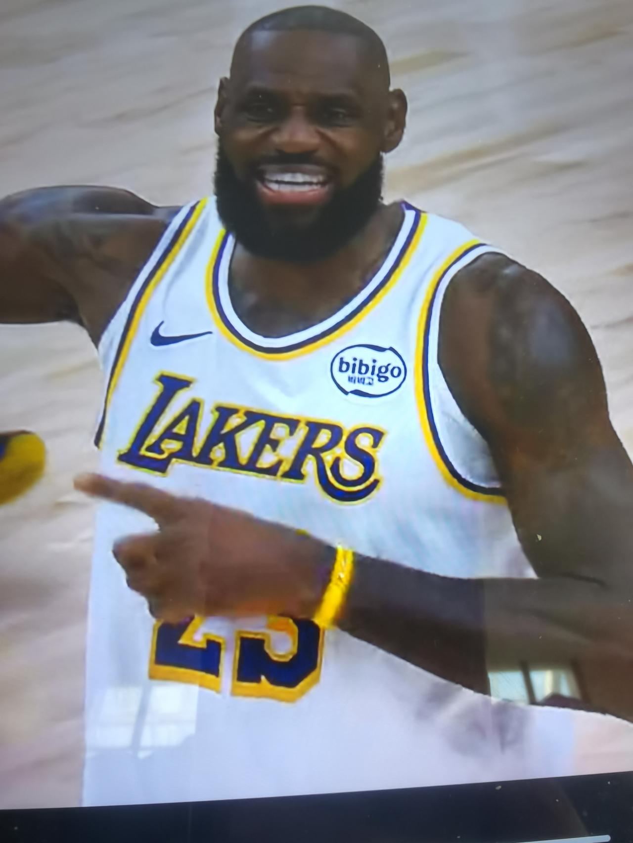 太阳验出湖人底色湖人客场116-114，赢下太阳。小里缺阵，