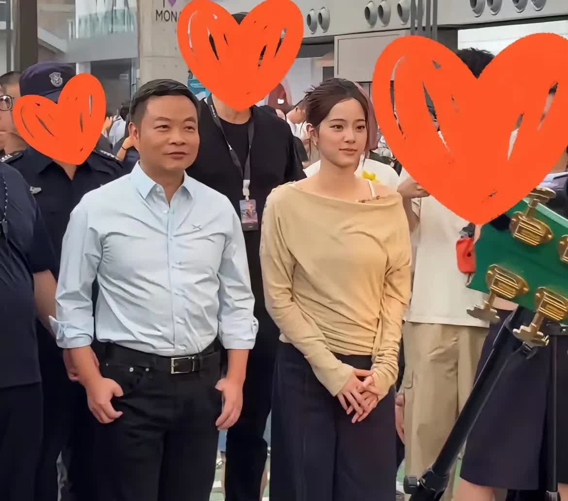 抛开事实不谈，在欧阳娜娜眼里，何小鹏只是一个DS。但事实却是眼里都是光呢。