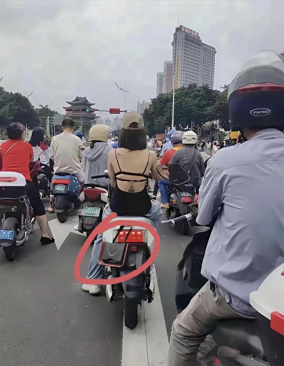 这样放包包，不怕掉也不怕被偷吗？[惊恐]