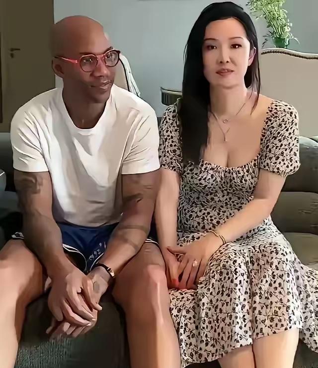 NBA中国赛的场边，有一张脸出现得比任何球队都醒目。那是马布里。他挽着新
