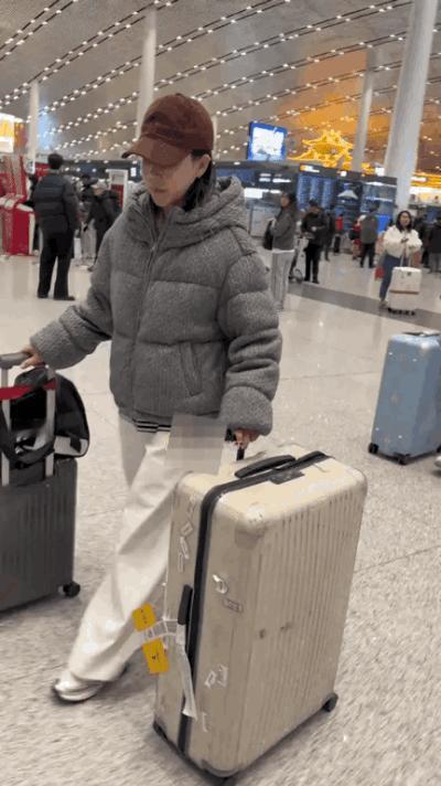 陈幸同出征亚洲杯！潮酷打扮藏不住好状态家人们，陈幸同出发去亚洲杯啦！机场照