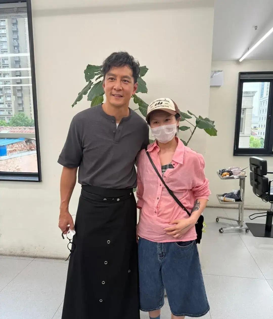 吴彦祖真的帅啊！就是裤子不好看