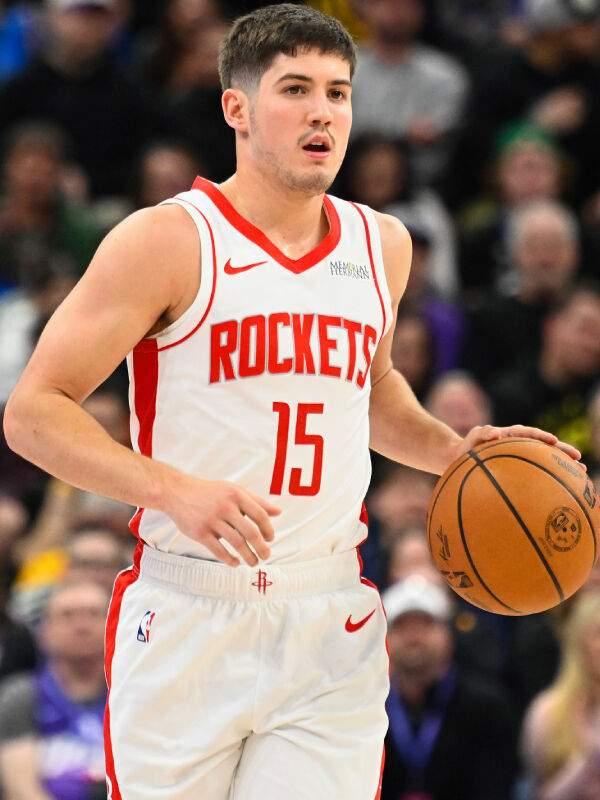 这是火箭球员谢波德的第2个赛季，进步相当明显，而且稳定，不但投篮准，防守还有强度