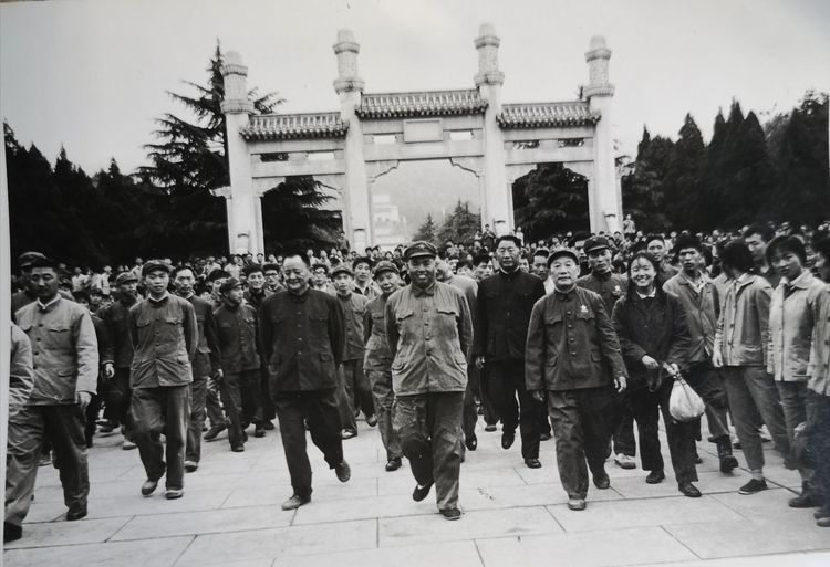 1972年，中山陵群众游园，前排气场十足的C位是谁？