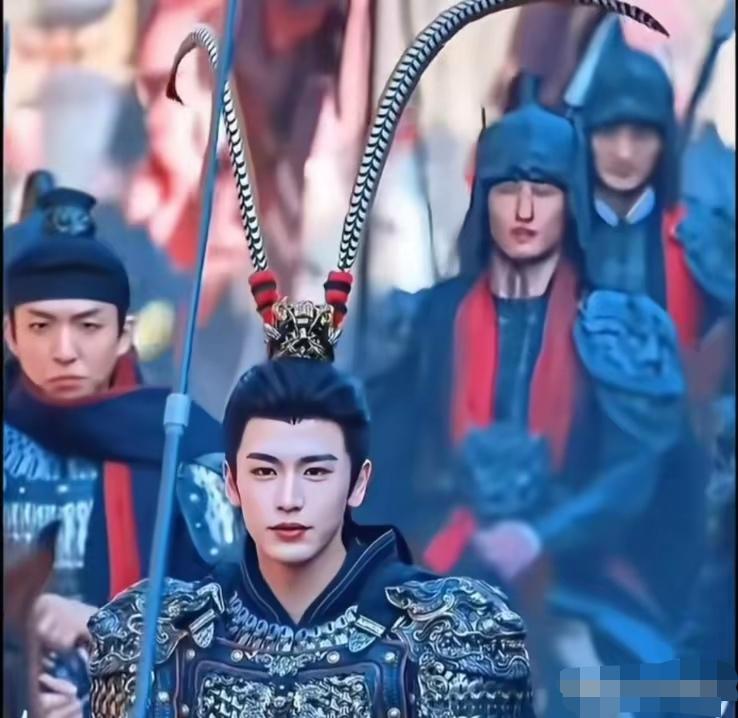 钧正平发声：古装剧里涂脂抹粉的将军，承载不起塑造阳刚之气的社会责任！‌