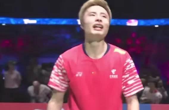 我认为，暴揍昆拉武特的我国悍将石宇奇已经达到了林丹、桃田贤斗的超一流水平;虽