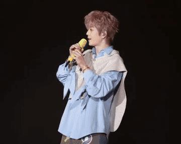 王铮亮去了王栎鑫的演唱会，全场唯二被点名的，还有一个是快乐老友记导演组！他说这