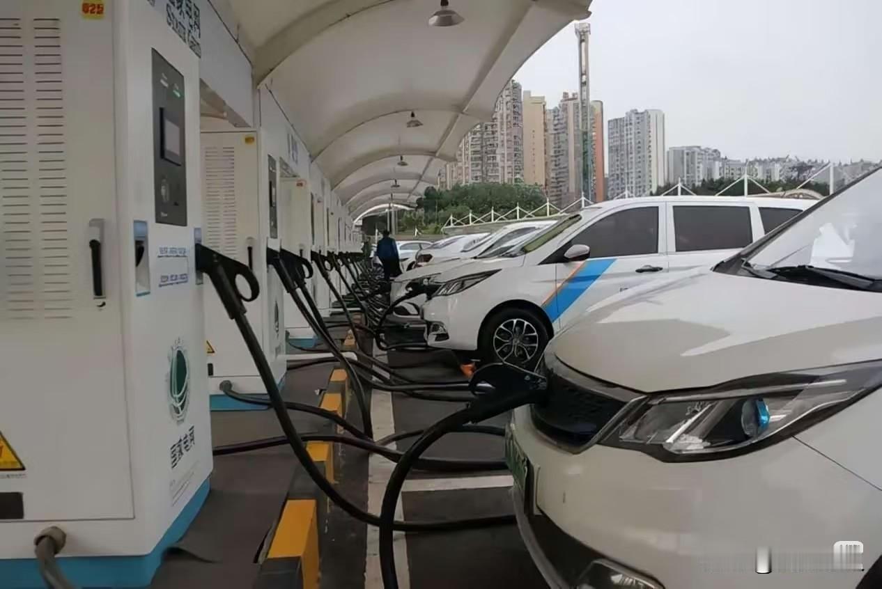 中国为啥要下血本猛搞新能源车？真不是为了省那点油钱很多人以为国家砸钱搞电车，