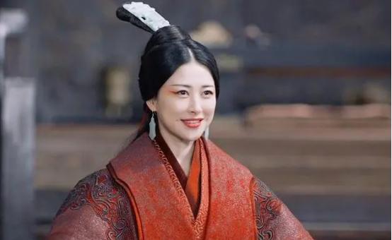 公元前238年，嬴政车裂赵姬的面首嫪毐，赵姬怒骂：“你这个畜牲，不是我儿子！”嬴