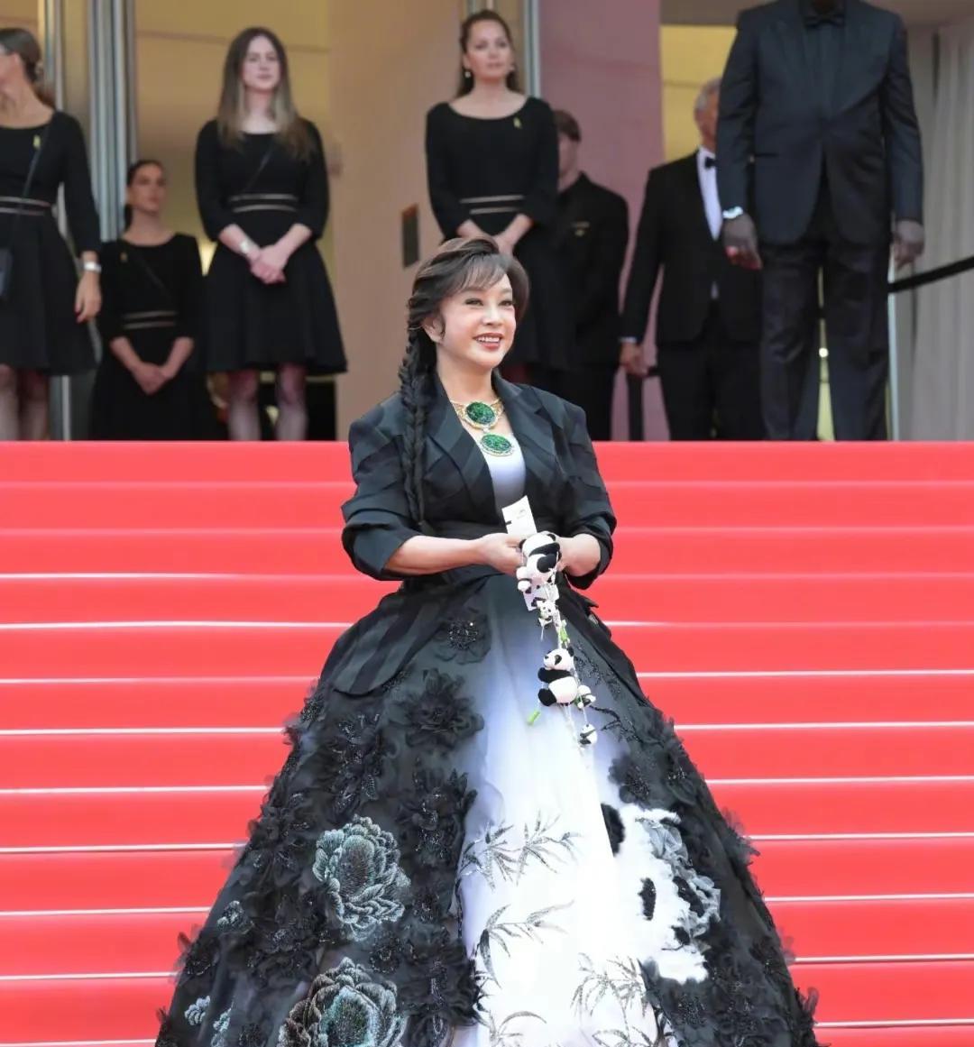 74岁刘晓庆亮相戛纳。有网友直言：戛纳和刘晓庆有啥关系，这么大岁数还蹭流量？