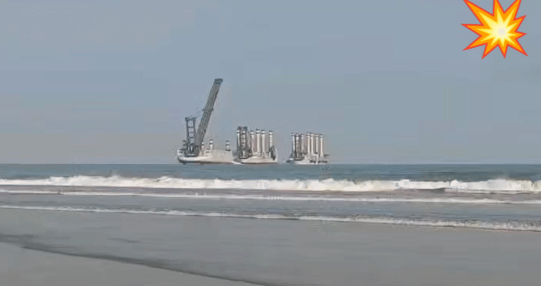 登岛神器-岸舰连接船（快速人工港）又再出现，这次是正在架接。25年的一次演演练中