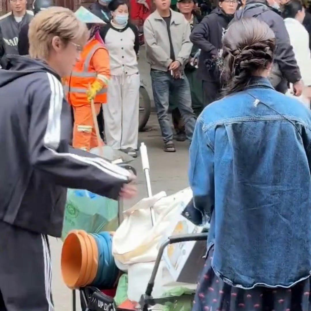 王鹤棣白鹿买了一车东西王鹤棣和白鹿把小推车塞的满满当当，俩人是来过日子的吧！太有