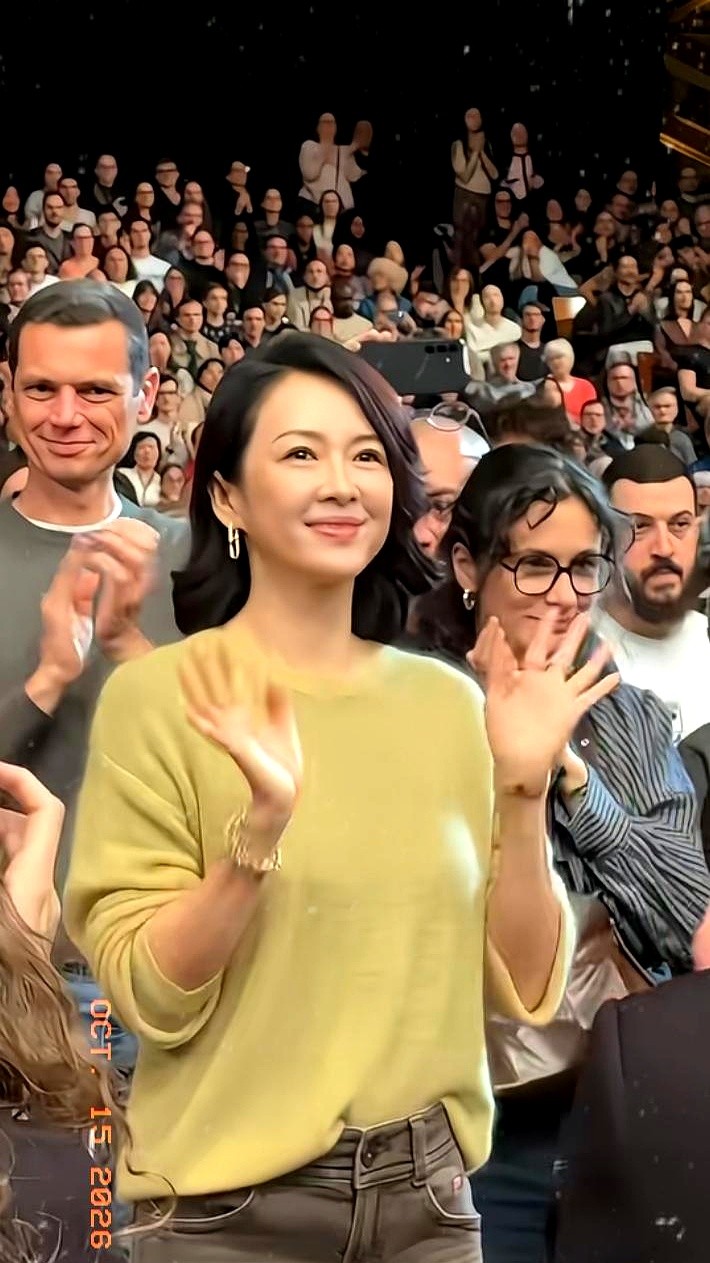 去法国里昂拿电影成就大奖，章子怡就穿了件普通黄毛衣配牛仔裤。没穿高定礼服，没露肩露背，快50岁的人，