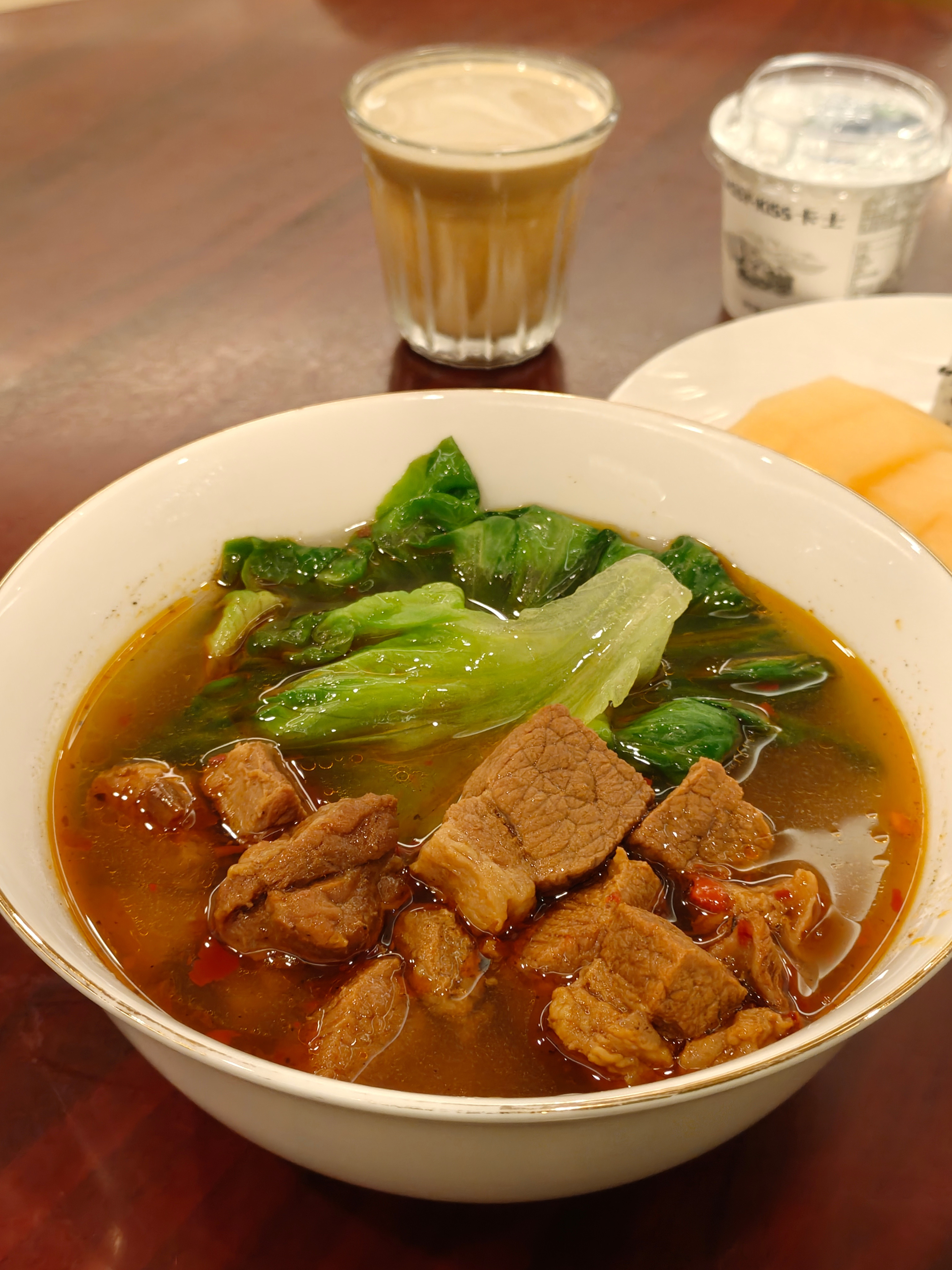 好久没吃深航牛肉面，牛肉一如既往的多，就是飞机要是能停在近机位就更好了，每次都是