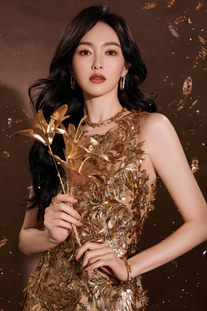 鎏金刺绣礼裙、纤细美腿华丽瞩目——唐嫣。每日明星美图分享