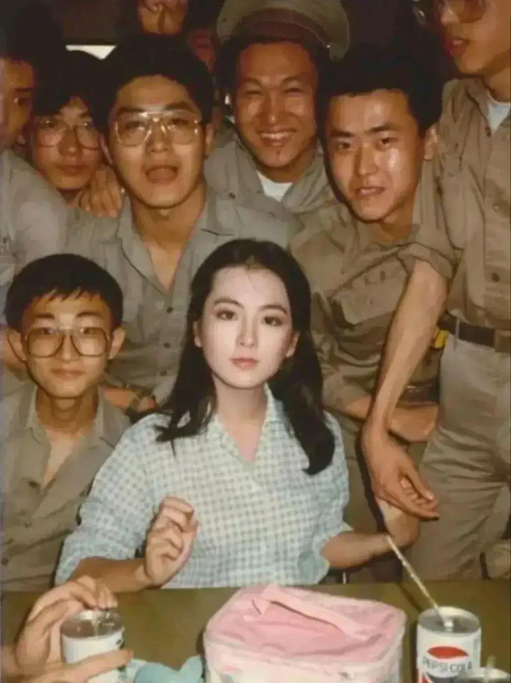 1986年的台湾，23岁的赵永馨赴军营做劳军演出，这张现场留影，把一代人记忆里的
