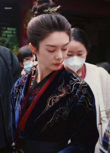 傅菁一站上红毯，全场静了三秒。不是她多美，是那身衣服自己会说话。银灰线条像刀