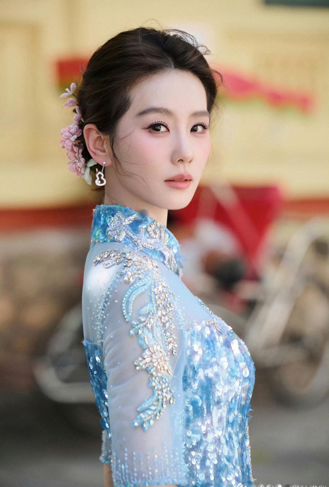 热红温了还在问用的什么腮红网友们真的是太有梗啦！刘诗诗越南活动当天高温暴晒，脸