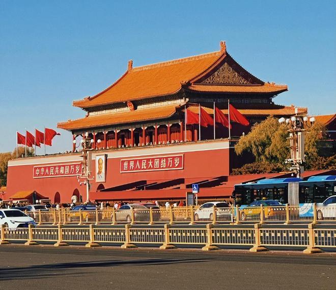 北京旅游“不吃苦头”的六个建议其一，看升旗仪式，若不听劝就直奔天安门广场；要