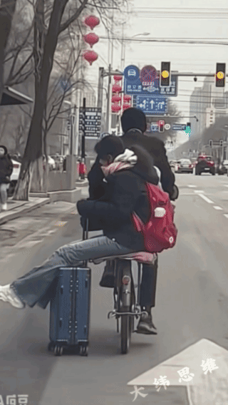 莫名的心酸，自行车驮着的不仅是爱情，还有奔波的生活！