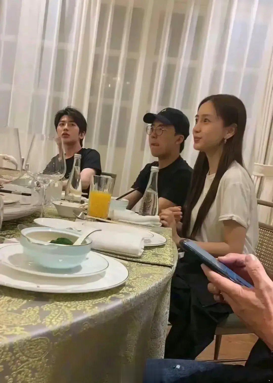 原来女明星们参加酒局是要素颜的，杨幂杨颖就是最好的证明。