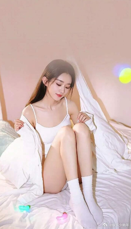 这真的是赵丽颖。觉得很少见赵丽颖穿的这么暴露。觉得赵丽颖这身白色衣服的打扮。看着