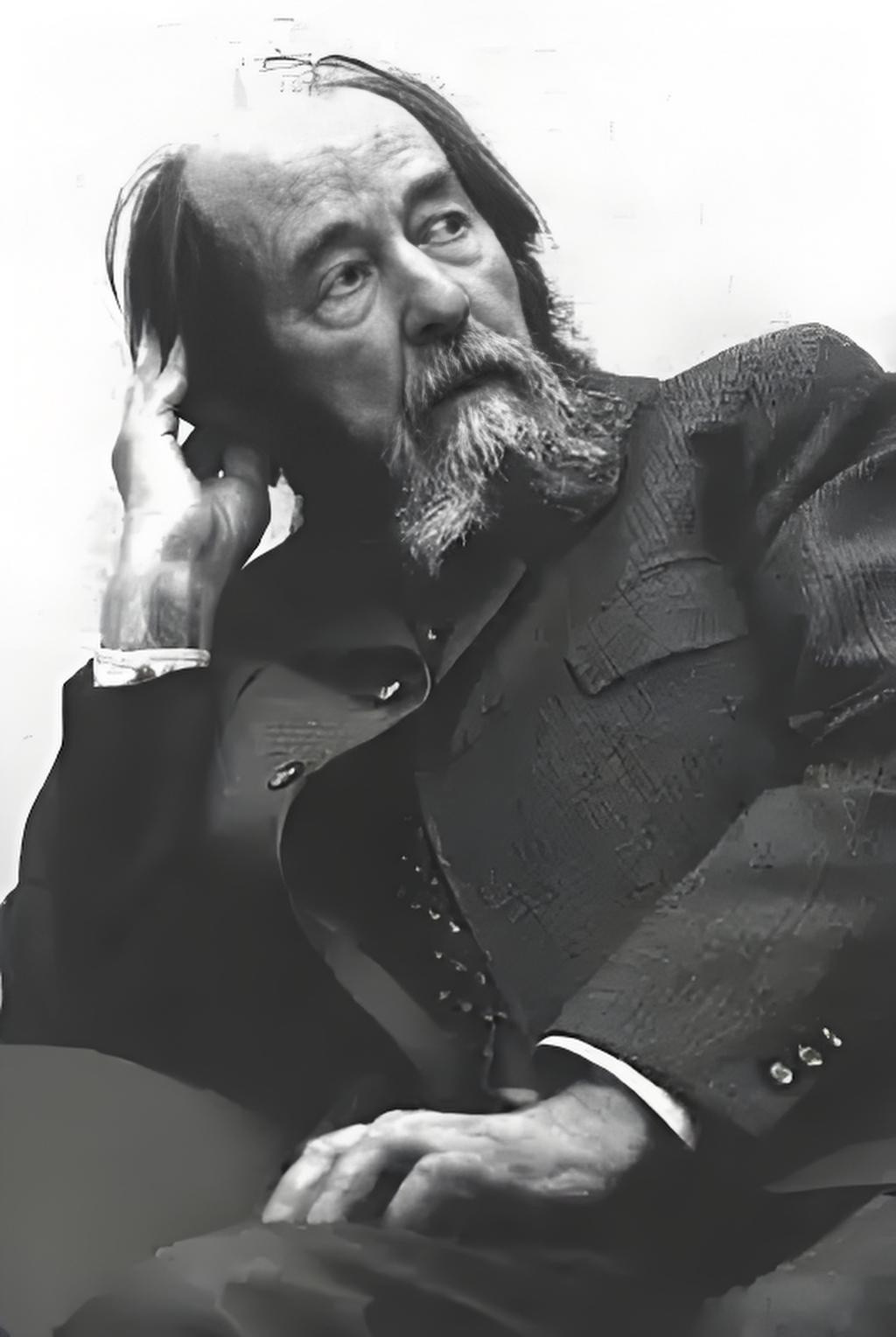 一切人的生存的意义，并不在于他们倾注全部心力和兴趣并为他人所知的主要活动，而在于