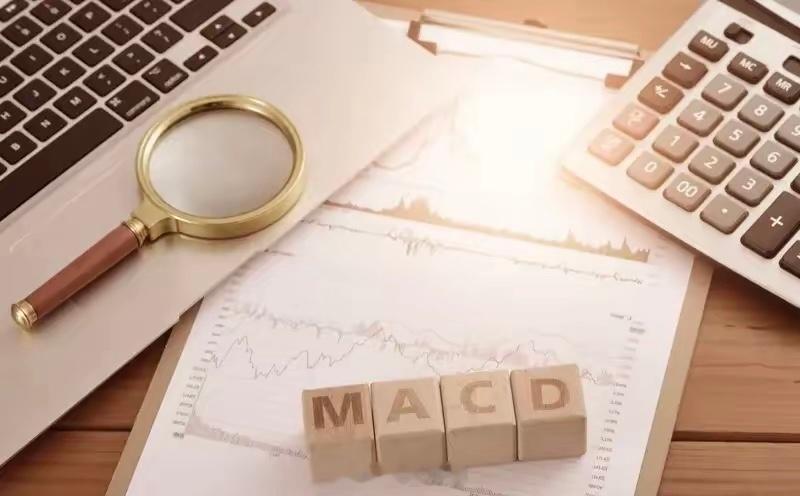 MACD水上战法挺有门道。很多人只知道“金叉买、死叉卖”，但MACD水上四式才是
