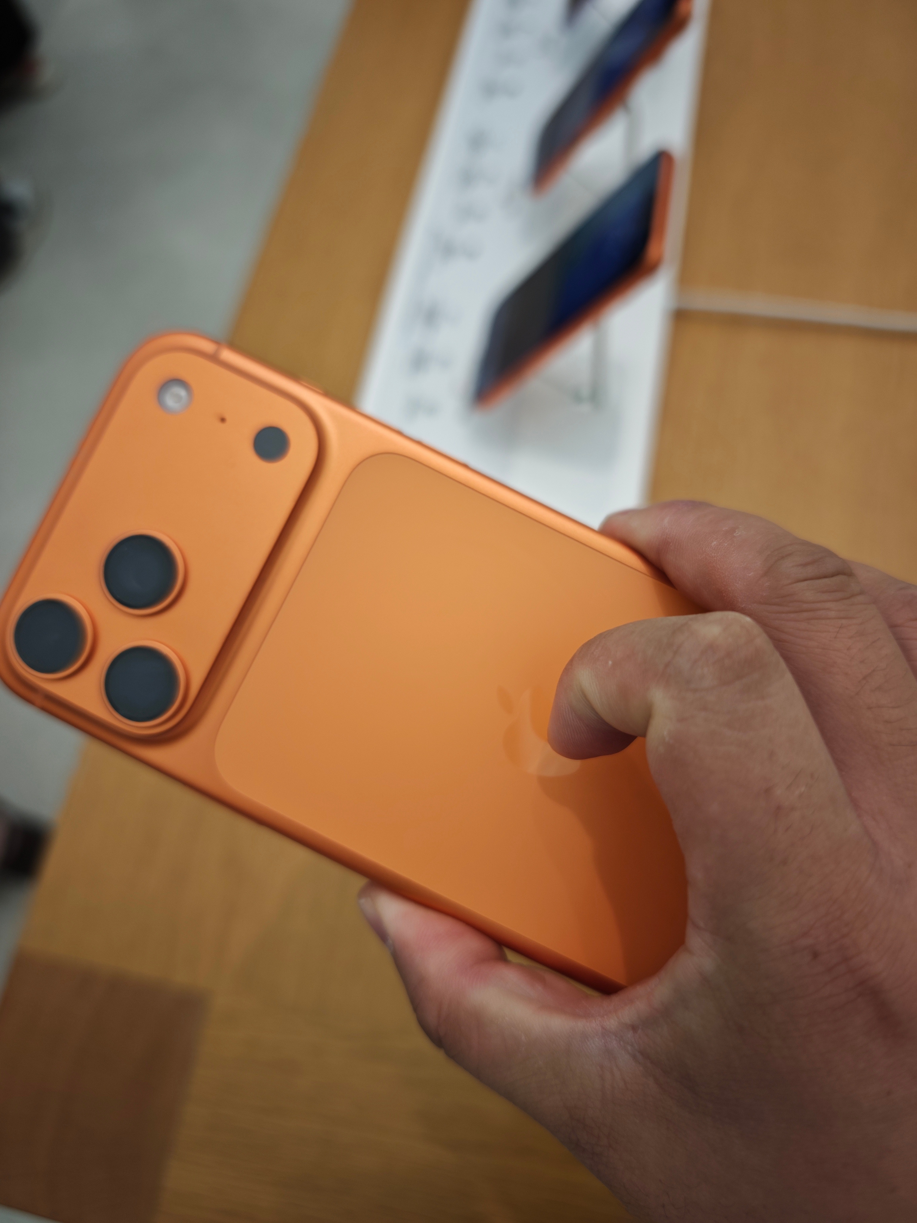 昨天摸了下iPhone17，很明显感觉到原来一向以质感出众的iPhone手机现