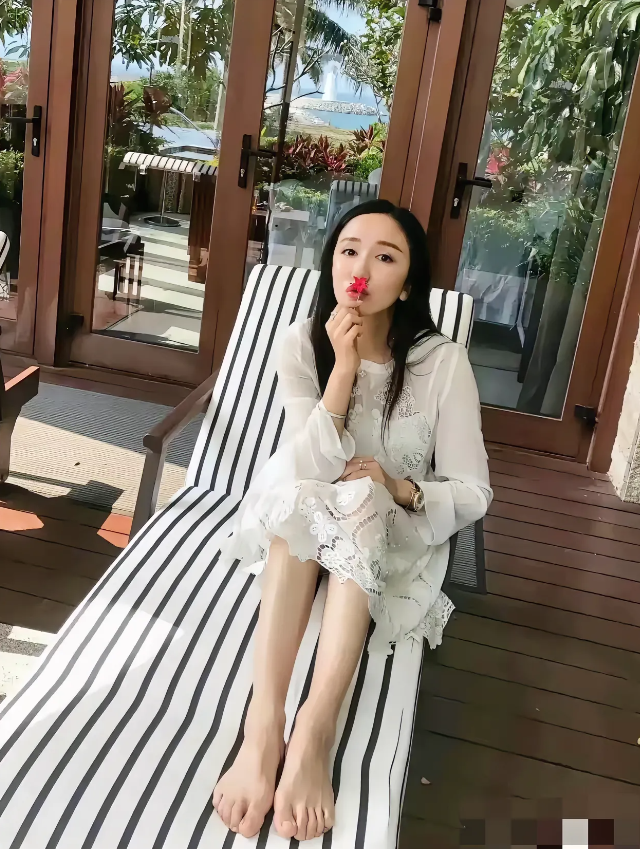 娄艺潇，165cm，光脚坐在长椅子，一看心情很好，是不是这脚离镜头太近了，显得脚