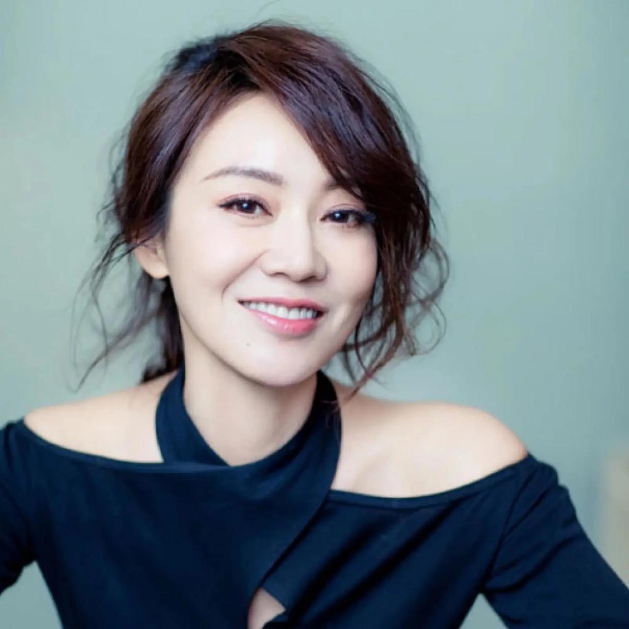 2004年，闫妮的丈夫邹伟突然提出离婚，他对闫妮说：“房子和车子都给你，