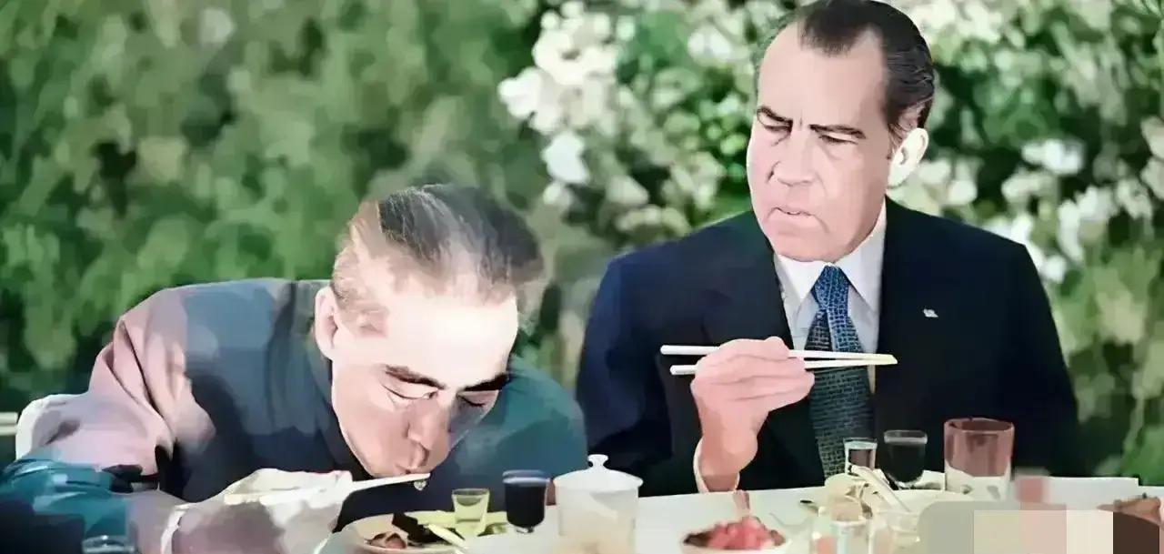 1972年，美国总统尼克松访华，他和周恩来总理邻座用餐，总理吃饭的一举一动让他震
