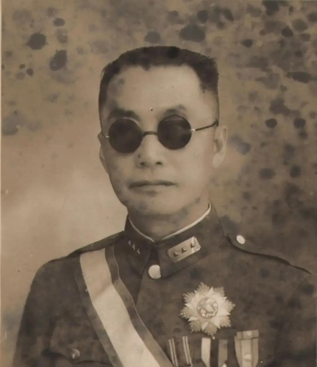 1949年成都解放后，解放军却怎么都找不到四川省主席王陵基。这个事只有两个可能，