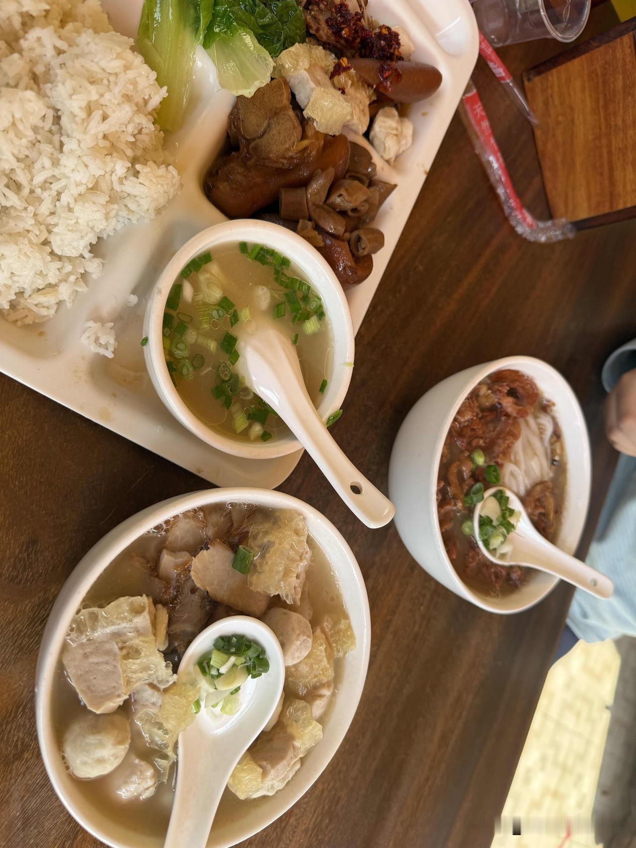 冬日三餐打卡广东梁化镇上的这家横沥汤粉，味道真的还不错，汤鲜味美，经济又实惠[赞