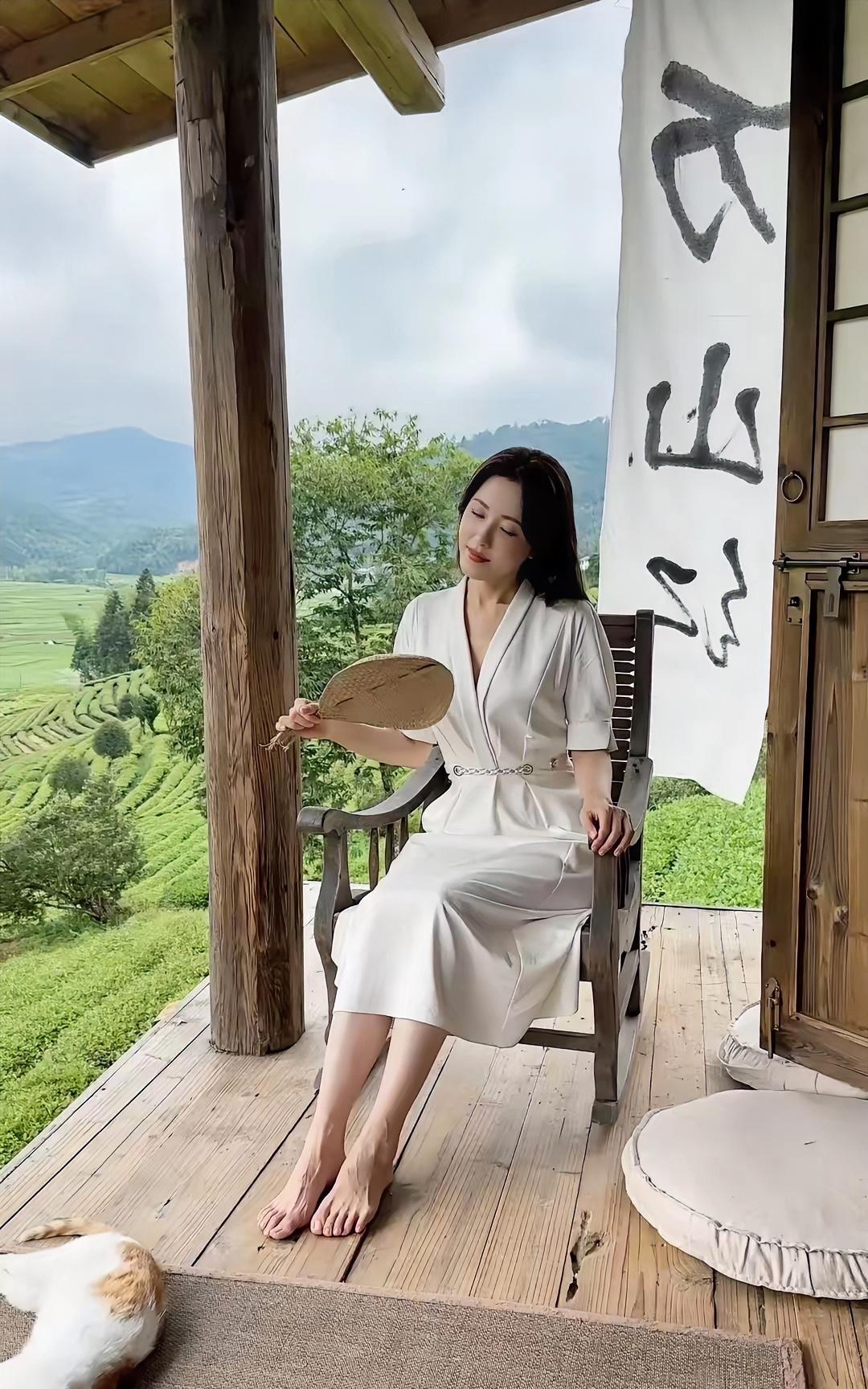 曾黎，脚青筋暴起，脚型完美……