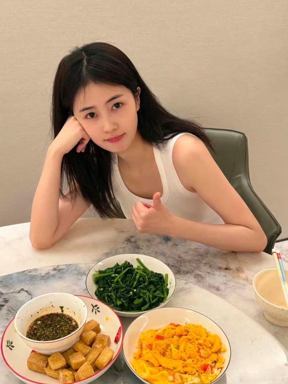 白鹿宋佳张碧晨素颜聚餐女明星聚餐敢全素颜出镜，这自信比什么高定都顶用。白鹿宋佳张
