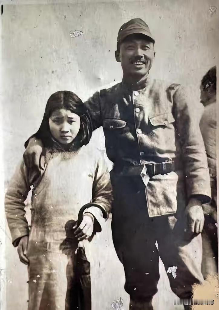 日本鬼子手臂搂着的这个女孩，已经被吓得魂不附体，通过她脸上的表情，能够感受到她内