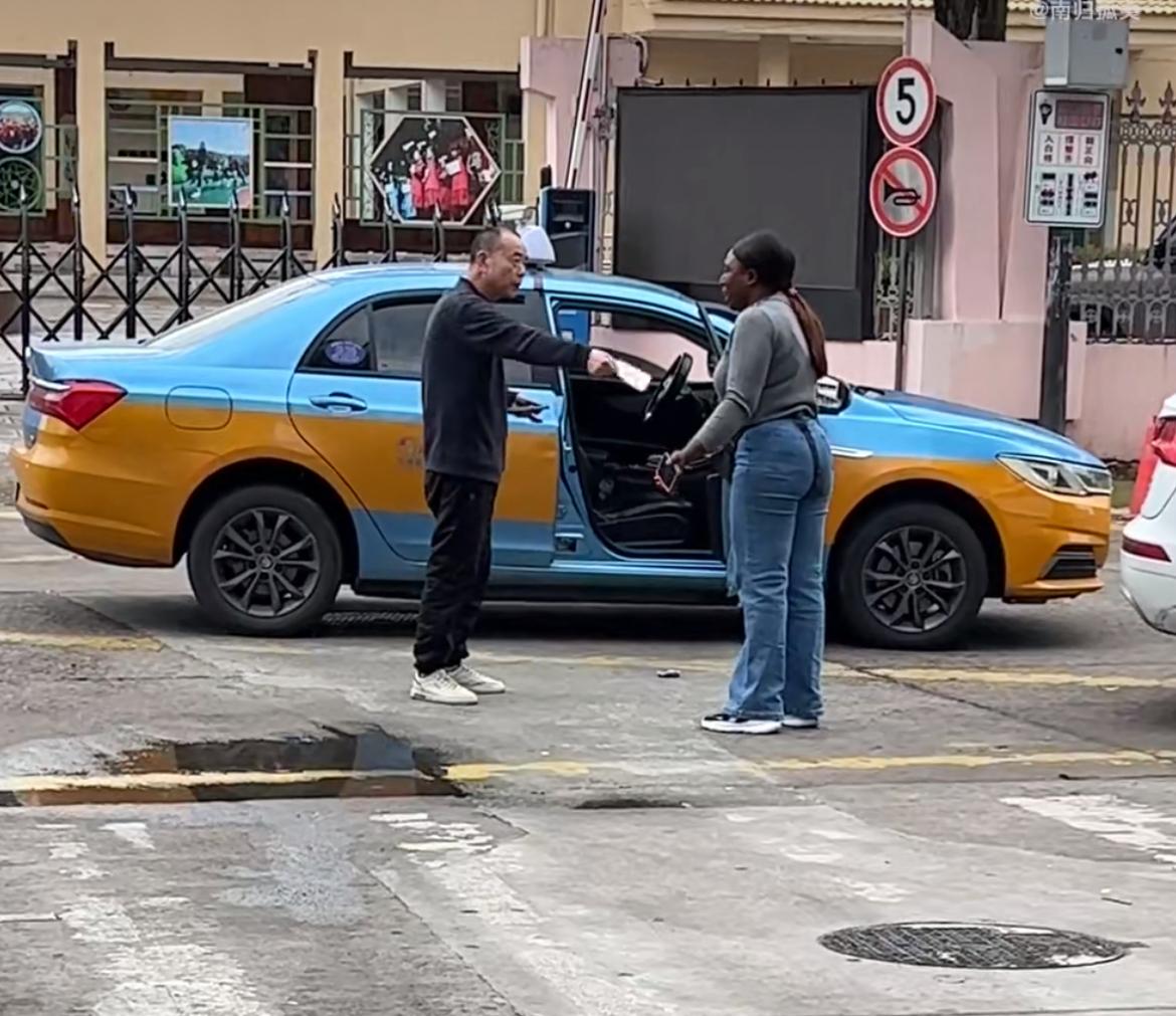 网友看到老外打车不给车费，与司机发生争执，司机一直说“givememoney