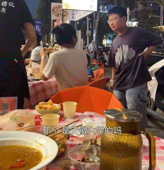 “这也太巧了！”妈妈和儿子在街边吃烧烤，偶然瞟到隔壁桌一女子感觉特别眼熟，妈妈仔