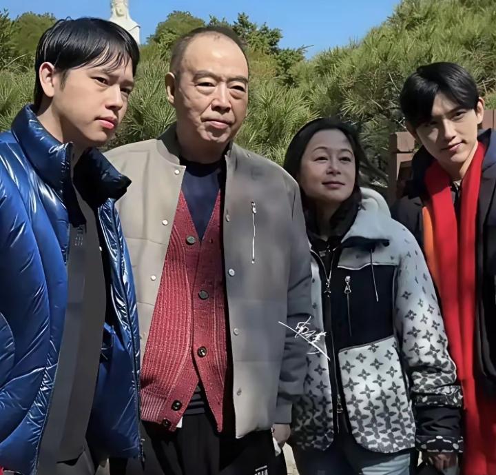 74岁陈凯歌与家人同框，状态沉稳大气；57岁陈红颜值依旧能打，气质温婉动人，完全