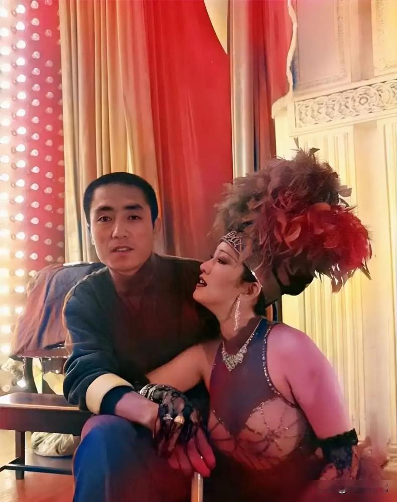 离谱给离谱开门，离谱到家了！三十年前公开登杂志的大红灯笼宣传照，吕乐布光张艺