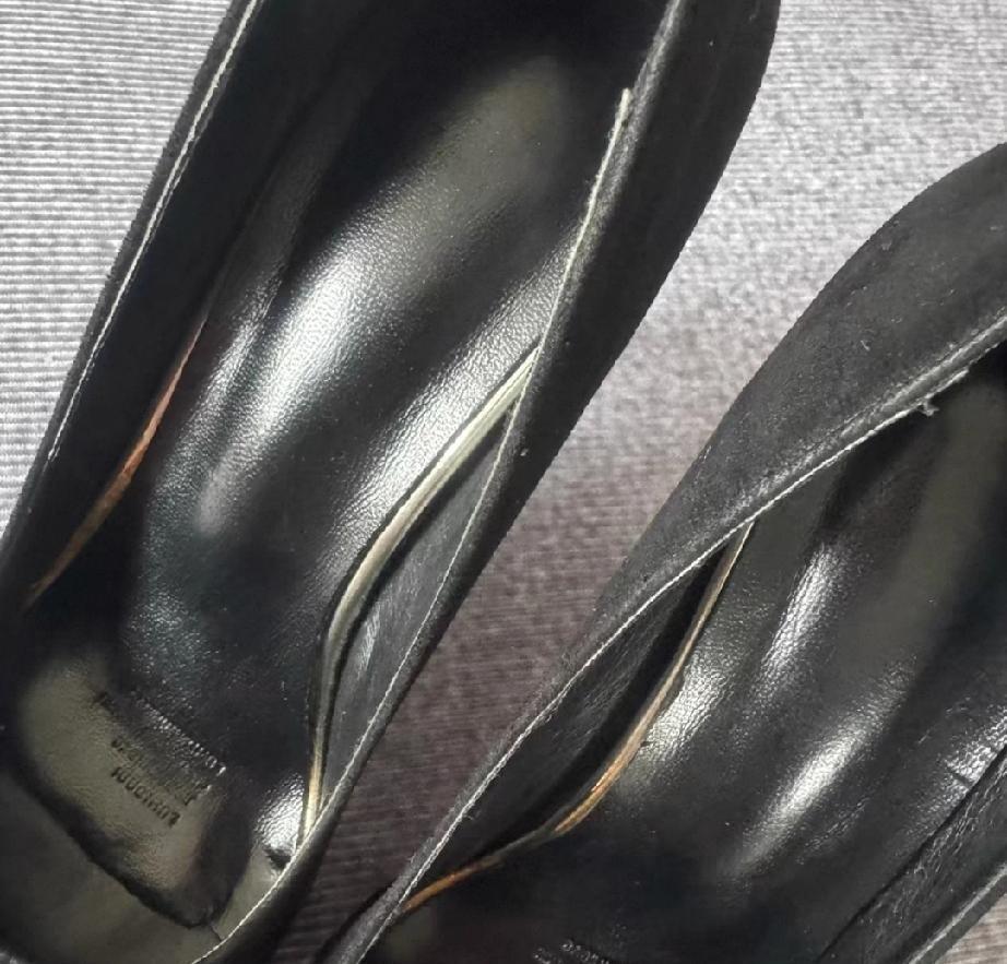 这双鞋，每走一步都在背叛自己的“本职工作”。传统高跟鞋的逻辑是撕裂你的脚，换取