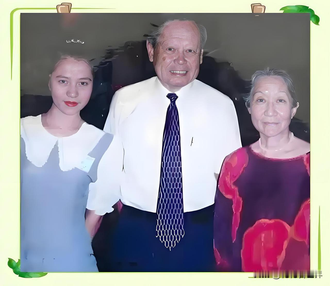 杨振宁一生对物理学贡献巨大，在取得科技成就的同时，他更是收获了两个女人的挚爱。而