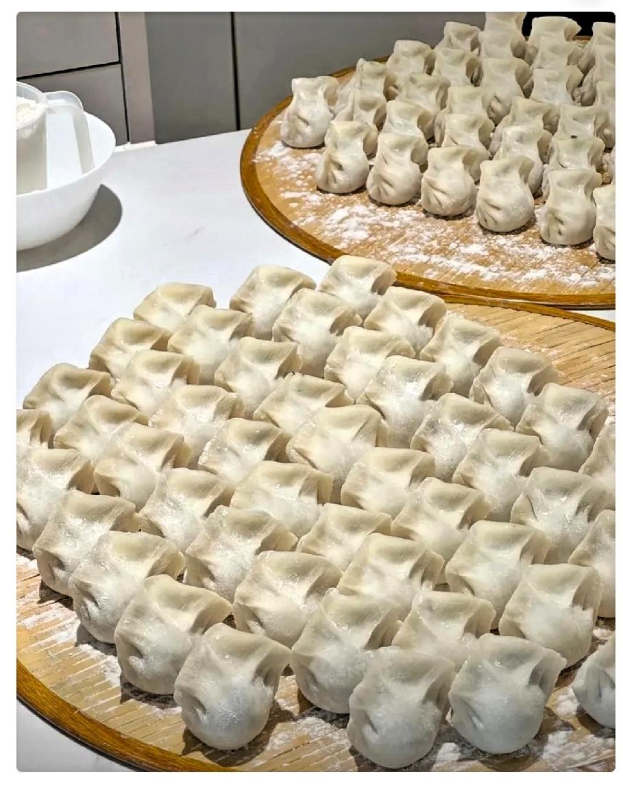 差一锅水的功夫，一家人全走了。63岁的老太太，早上6点出门买肉馅，揉面、擀皮，